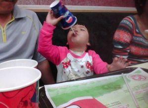 国产小孩捡饮料视频,国产视频记录小孩捡饮料温馨瞬间